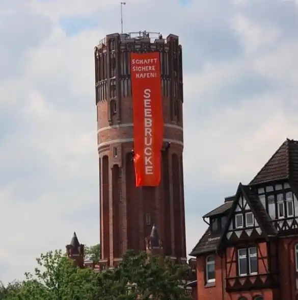 Water tower in Lüneburg with Seebrücke banner